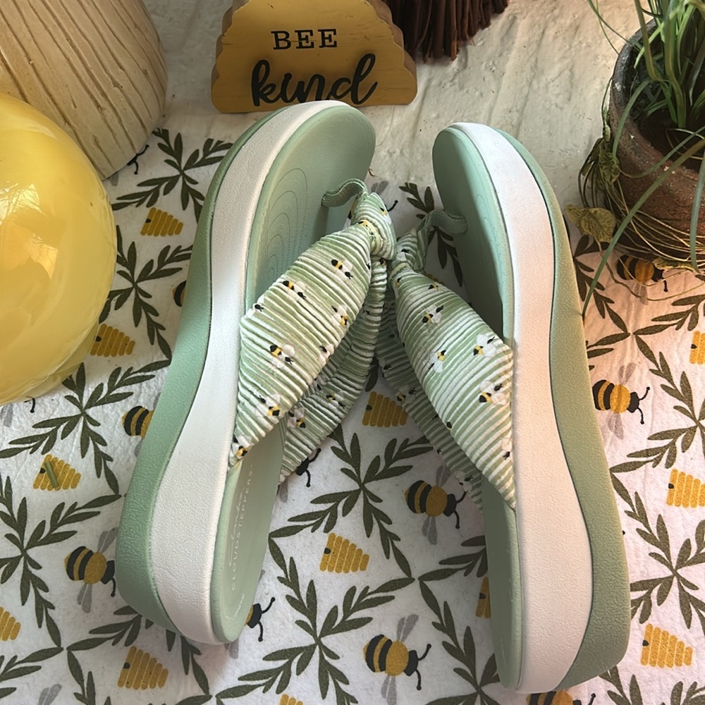 Clarks Cloudsteppers Bee Pattern Arla Glison Sand… - image 5